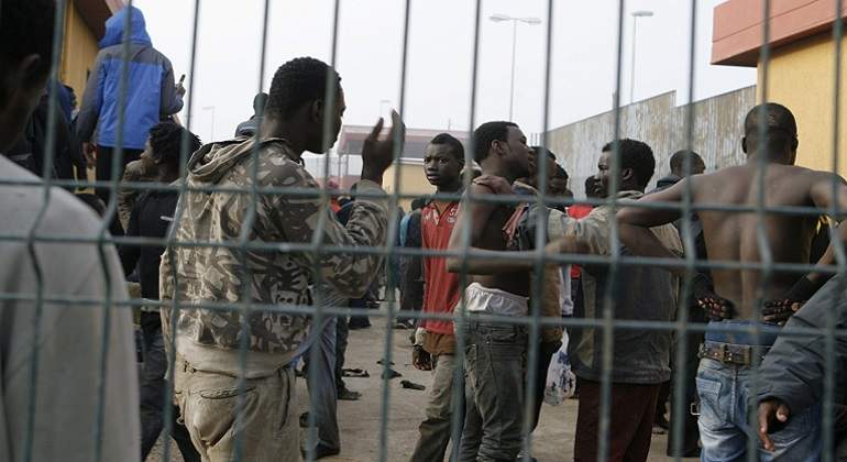 Extranjeros-tras-saltar-la-valla-de-Melilla-EFE.jpg