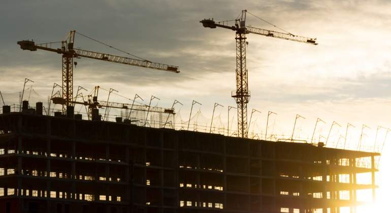 construccion-gruas-atardecer-istock.jpg