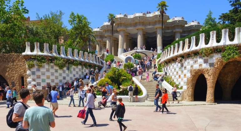 turistas-barcelona-parqueguell.jpg