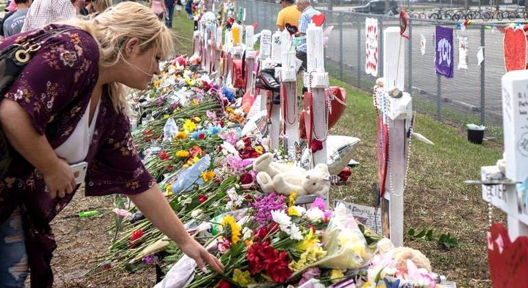 homenaje-victimas-tiroteo-florida-feb18-efe.jpg