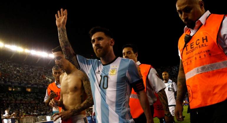 Messi-saluda-argentina-2017-reuters.jpg