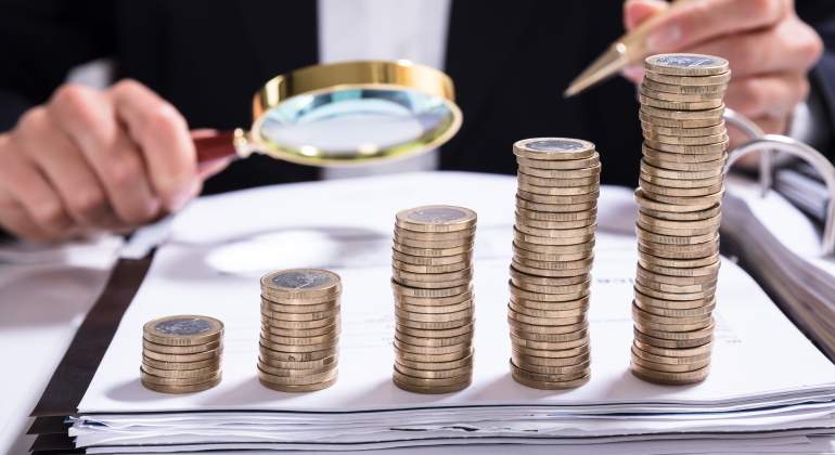 inspeccion-hacienda-lupa-monedas-dreamstime.jpg