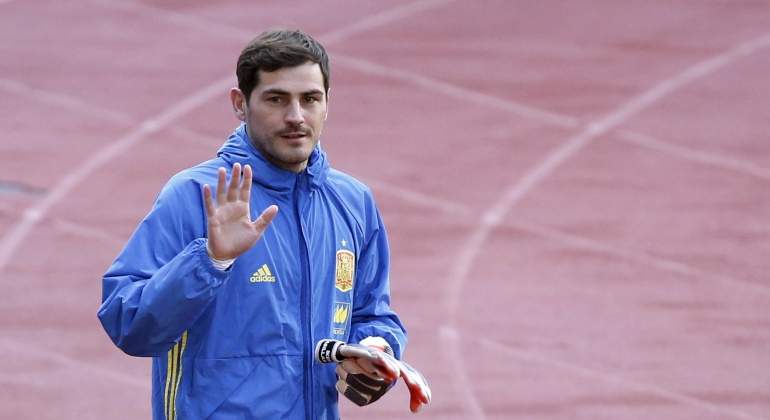 Casillas-saludo-2016-entreno-espana.jpg