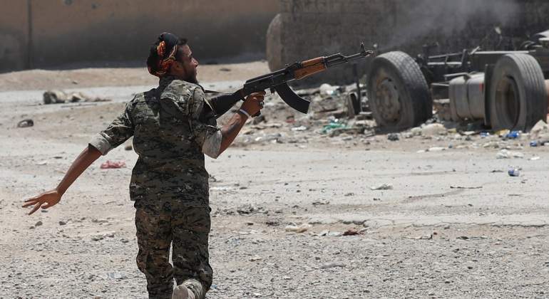 EI-miliciano-dispara-Raqqa-julio2017-Reuters.jpg