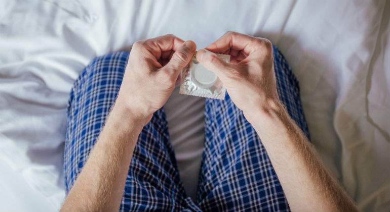 preservativo-manos-istock.jpg