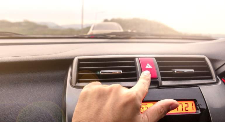 luces-emergencia-coche-multa-dreamstime.jpg
