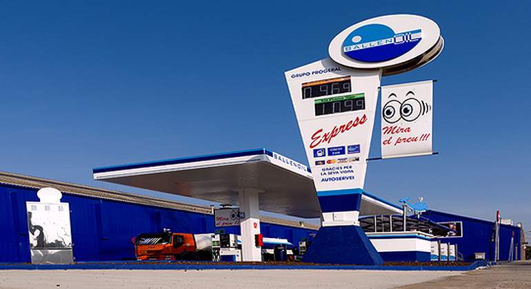 ballenoil-gasolinera.jpg