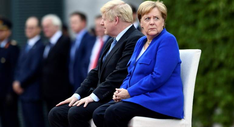 reino-unido-alemania-boris-johnson-angela-merkel-preocupada-sentados-agosto2019-reuters-770x420.jpg