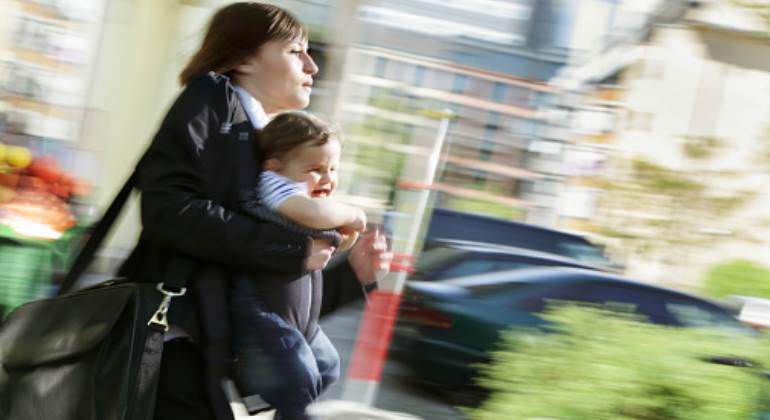 trabajadora-bebe-corriendo-getty.jpg