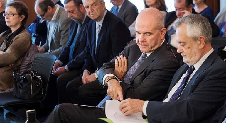 chaves-grinan-banquillo-ere-efe.jpg