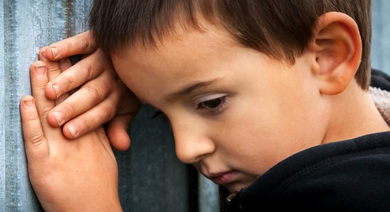 nino-triste-cerca-dreamstime.jpg