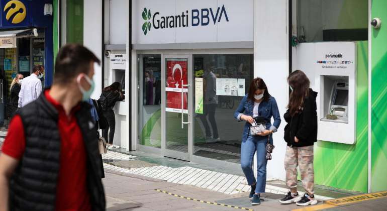 bbva-garanti-turquia-sucursal-ankara-personas-mascarillas-junio2021-getty-770x420.jpg