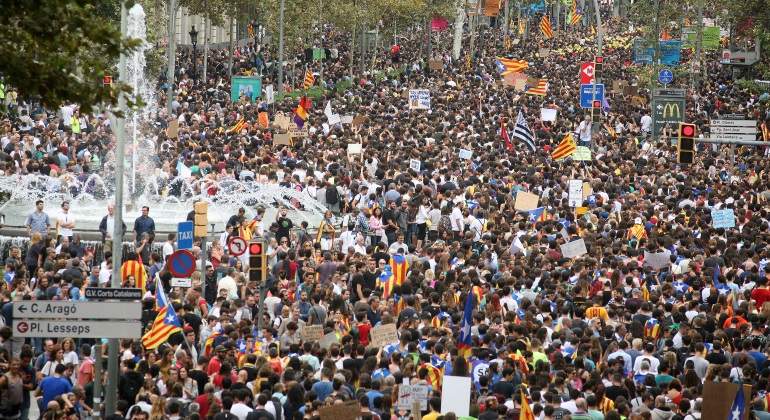 catalunia-manifestantes-fuente.jpg