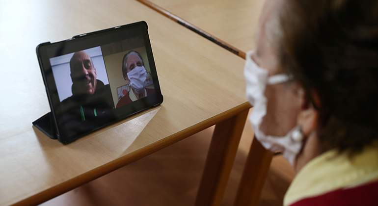 Videoconferencia-en-una--residencia-de-la-tercera-edad-Reuters.JPG