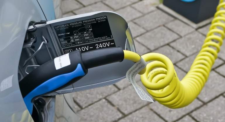 coche-electrico-enchufe-2.jpg