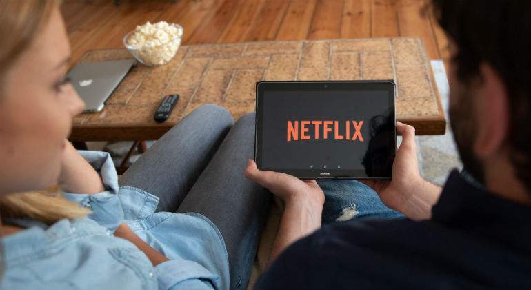 netflix-pareja-sofa.jpg