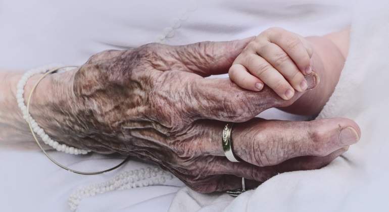 manos-anciana-bebe-getty.jpg