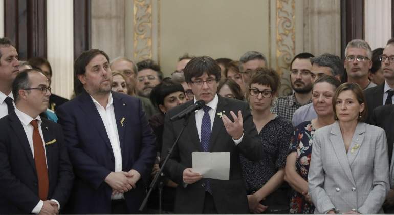 puigdemont-dui-escalinata-parlament-efe.jpg