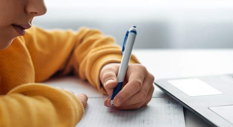 nino-haciendo-la-tarea-con-portatil.jpg