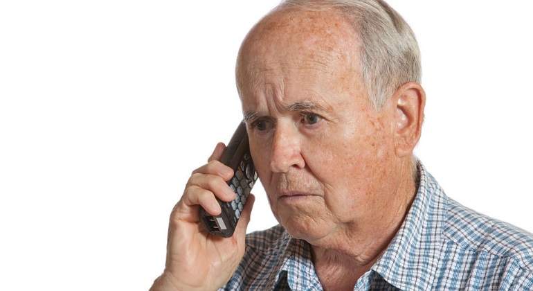 pensionista-telefono-preocupado-getty.jpg