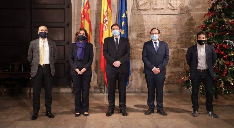 Pilar-Lopez-y-Jesus-Galindo-con-el-president-y-los-consellers.jpg