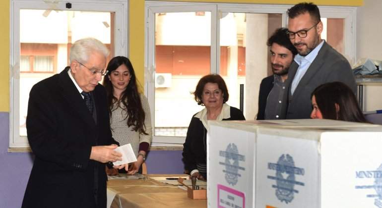 mattarella-vota-sicilia-efe.jpg