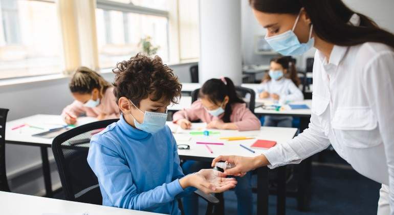 profesora-echando-gel-hidroalcoholico.jpg