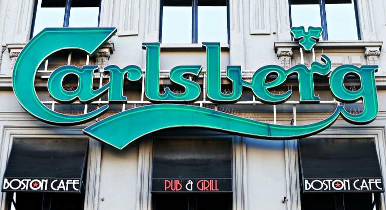 Carlsberg-770-neon-Reuters.jpg