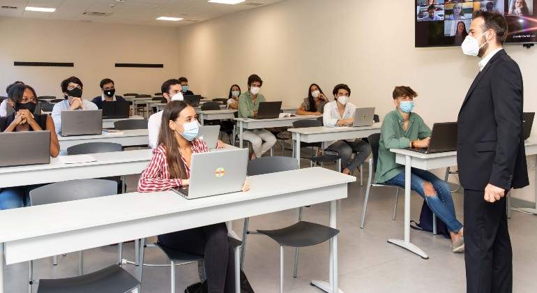 Aulas-Doble-Presencialidad-CEU.jpg