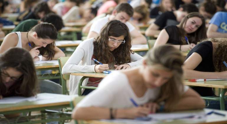 estudiantes-en-selectividad.jpg