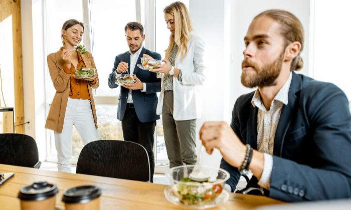 oficina-empleados-comida-alamy.jpg