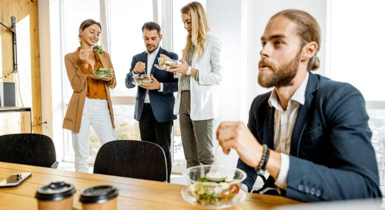oficina-empleados-comida-alamy.jpg