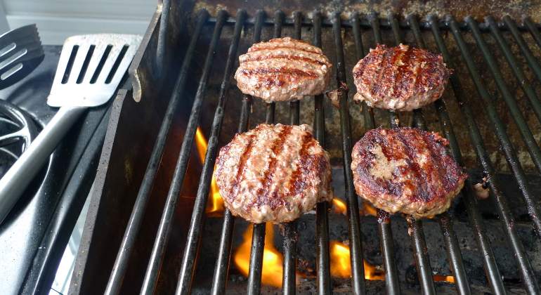 barbacoa-portatil-hamburguesa-dreamstime.jpg