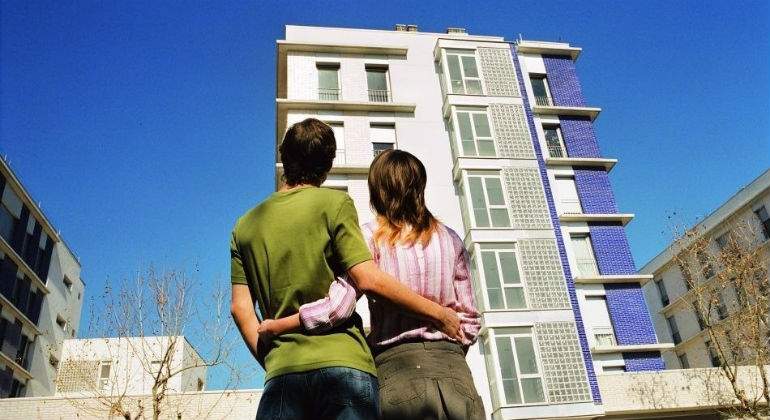 vivienda-pareja-contempla.jpg