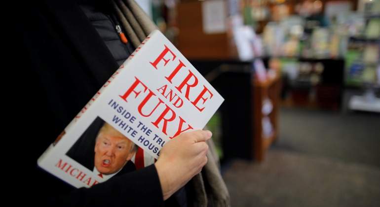 Mujer-sujeta-Libro-Furia-Fuego-Trump-Reuters-2018.jpg