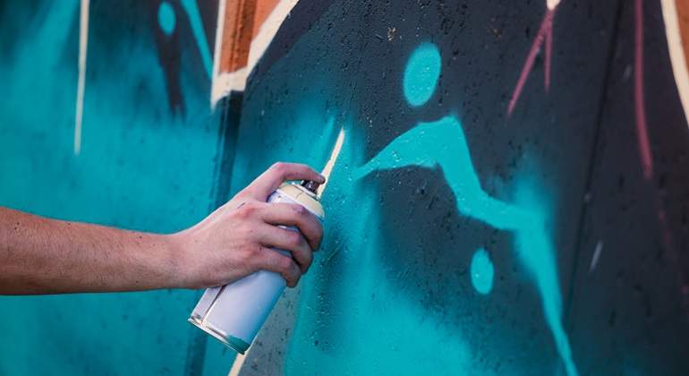 Persona-haciendo-un-graffiti-iStock.jpg