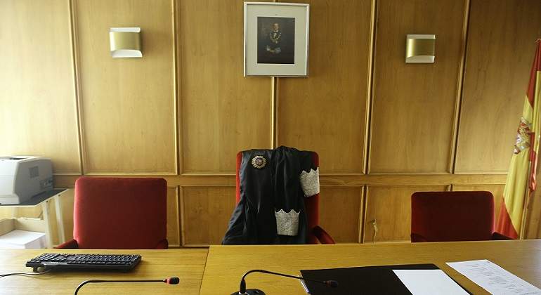 Juzgado-toga-en-la-silla-de-na-Sala.jpg