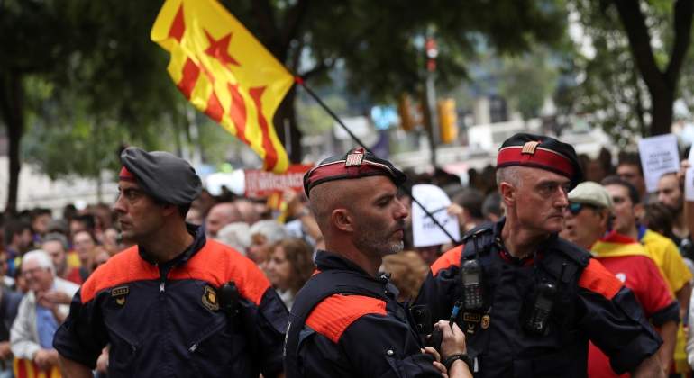mossos-bandera-cataluna-reuters.jpg