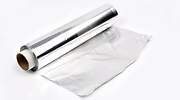 ¿Nunca te has fijado que el papel de aluminio tiene un lado más brillante?