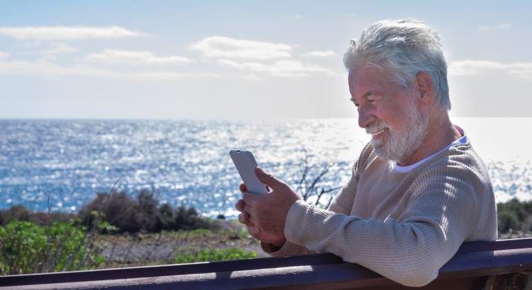 jubilado-telefono-movil-mar-dreamstime.jpg