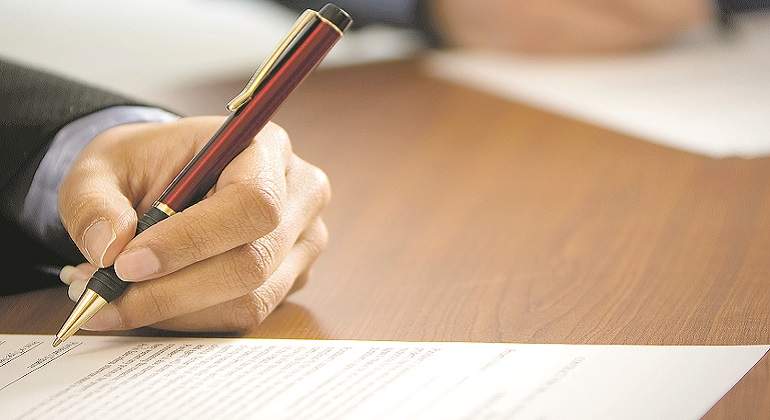 770-x-420-Firma-de-un-documento-Istock.jpg