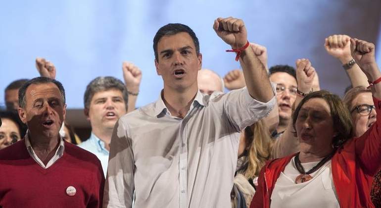 pedro-sanchez-puno-psoe-efe.jpg
