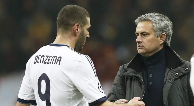 Benzema-saluda-Mourinho-2012-efe.jpg