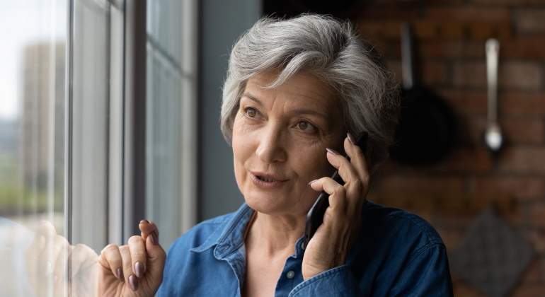 mujer-pensionista-telefono-dreamstime.jpg
