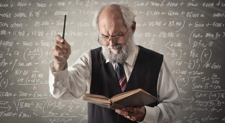 profesor-viejo-anciano-mayor-universidad-docente-770.jpg