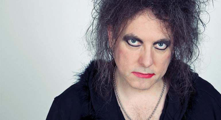 Robert-Smith--Pictures-of-The-Cure.jpg