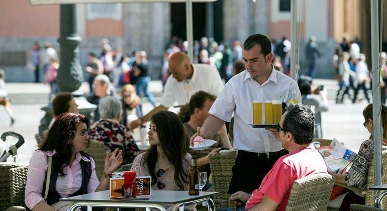 camarero-terraza.jpg