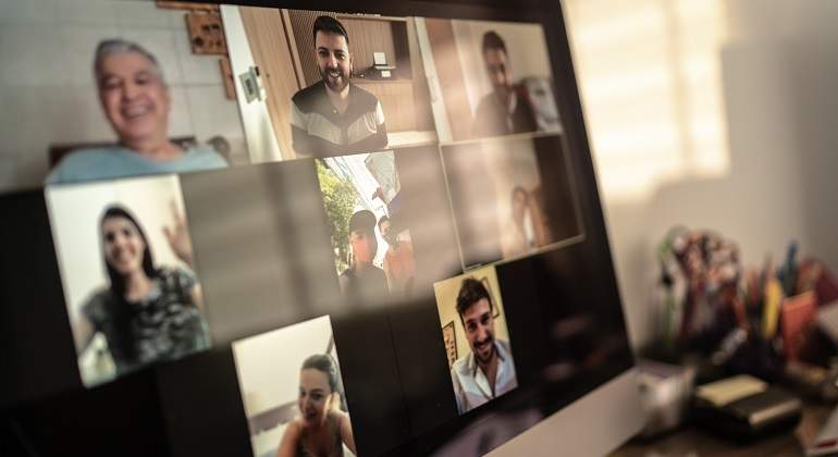 Un-grupo-de-personas-reunidas-a-traves-de-una-videollamada-iStock.jpg