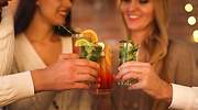 Las mujeres ya beben el mismo alcohol que los hombres, pero ¿les afecta igual?