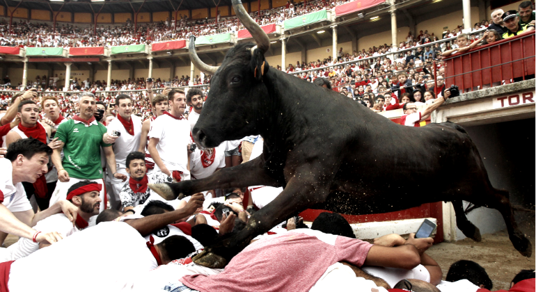Toro-Triunfante-San-Fermin-770.png